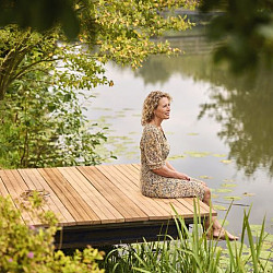 Hardhouten geprofileerd dekdeel 1 zijde V-groeven 1 zijde glad 2,8x19x305cm