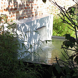 Aluminium Muur geplaatst op vijver 3000x250x600 (VM1.1.600 (incl waterval 600 + pomp))