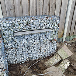 Showmodel | Steenkorf met waterval 120B x 30D x 95H cm incl pomp (excl. vijver en bloembakken)