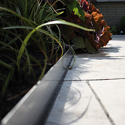 Mevosteel RVS 2 mm randbegrenzing incl. pennen 225x10,2cm OP=OP