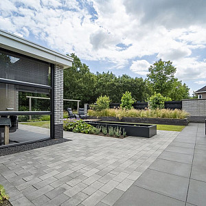 <p><strong>Betonnen sierbestrating: stijlvol, sterk en veelzijdig</strong></p>

<p>Betonnen sierbestrating wordt vervaardigd uit hoogwaardige, lokale Nederlandse grondstoffen zoals zand, cement, water en natuurlijke kleurstoffen. Dankzij moderne productietechnieken is beton tegenwoordig allesbehalve standaard. U heeft keuze uit een breed assortiment aan formaten, eigentijdse kleuren en afwerkingen die perfect aansluiten bij de nieuwste tuintrends.</p>

<p>Om de uitstraling en duurzaamheid verder te verbeteren, kan betonnen sierbestrating worden bewerkt door middel van technieken zoals stralen, wassen, slijpen, borstelen of verouderen. Daarnaast worden sommige bestratingsproducten voorzien van een beschermende impregnatie of coating, waardoor ze beter bestand zijn tegen vuil, vocht en weersinvloeden.</p>

<p><strong>Laat u inspireren in onze showtuin</strong></p>

<p>Wij nodigen u van harte uit om onze prachtig aangelegde showtuin te bezoeken. Hier ontdekt u de nieuwste trends op het gebied van betonnen sierbestrating en kunt u de materialen, kleuren en structuren in het echt bekijken. Zo maakt u altijd een weloverwogen keuze die past bij uw tuin en woonstijl.</p>

<p><strong>Levering &eacute;n professionele aanleg</strong></p>

<p>Naast levering kunnen wij ook de complete aanleg van uw betonnen bestrating verzorgen. Wij werken uitsluitend met zeer ervaren stratenmakers die het vak van sierbestrating tot in de puntjes beheersen. Bezoek onze showtuin, kies uw favoriete bestrating en vraag geheel vrijblijvend een offerte aan voor levering en/of aanleg.</p>

<p><strong>Ontwerp uw tuin met de Redsun Garden Planner</strong></p>

<p>Met de gratis Garden Planner van Redsun krijgt u direct inzicht in de actuele tuintrends en ziet u in &eacute;&eacute;n oogopslag hoe uw nieuwe bestrating eruitziet in uw eigen tuin. U heeft geen dure software, technische kennis of handleidingen nodig &ndash; een foto van uw tuin is voldoende. Het oog wil immers ook wat!</p>

<p><a href="https://redsun.eu/nl/tuinplanner/" target="_blank"><strong>KLIK HIER VOOR DE REDSUN TUINPLANNER</strong></a></p>
