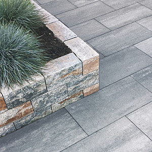 <p>&nbsp;</p>

<p>Breng uw tuin tot leven met hoogteverschillen en cre&euml;er een ruimtelijk en speels effect. Met muurblokken en muurelementen voegt u niet alleen functionaliteit toe, maar ook sfeer, diepte en karakter aan uw buitenruimte.</p>

<p>Ons assortiment muurelementen is verkrijgbaar in diverse kleuren, formaten en structuren. Van smalle elementen voor elegante muurtjes en strakke plantborders tot robuuste stapelblokken voor stevige tuinmuren of grote, stoere plantenbakken. Daarnaast zijn muurelementen uitermate geschikt voor het cre&euml;ren van traptreden en niveau-overgangen in uw tuin.</p>

<p><strong>Volg de tuintrend: organische vormen en zachte lijnen</strong></p>

<p>Muurelementen worden steeds vaker toegepast in <strong>organische vormen</strong>. Ronde lijnen en vloeiende vormen verzachten het geheel en zorgen voor een natuurlijke uitstraling. Deze populaire tuintrend brengt rust en harmonie in uw tuin en combineert perfect met zowel moderne als natuurlijke tuinstijlen.</p>

<p><strong>Kwaliteit en advies op maat</strong></p>

<p>Bij <strong>Van den Broek Bestratingen</strong> helpen wij u graag bij het maken van de juiste keuze. Wij adviseren u over de verschillende soorten betonmaterialen, hun toepassingen en combinatiemogelijkheden. Zo kiest u altijd een oplossing die past bij uw wensen, tuinontwerp en gebruik.</p>

<p><strong>Levering &eacute;n vakkundige aanleg</strong></p>

<p>Naast levering kunnen wij ook de complete aanleg van uw muurblokken en muurelementen verzorgen. Wij werken met zeer ervaren vakmensen die het plaatsen van stapelmuurtjes, borders en tuinmuren tot in de puntjes beheersen. Bezoek onze showtuin, maak uw keuze en vraag geheel vrijblijvend een offerte aan voor levering en/of aanleg van uw betonmaterialen.</p>

<p>&nbsp;</p>
