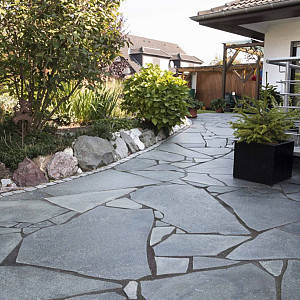 <p>&nbsp;</p>

<p>Natuursteen geeft iedere tuin een luxe en tijdloze uitstraling. Omdat natuursteen een puur en natuurlijk product is, heeft elke tegel of steen een unieke uitstraling. Dit maakt natuursteen bijzonder geschikt voor terrassen, tuinpaden en andere toepassingen waar uitstraling en duurzaamheid samenkomen.</p>

<p>Bij Van den Broek Bestratingen vind je een zorgvuldig samengesteld assortiment natuursteen voor de tuin. Denk aan natuursteen tegels en andere toepassingen die bestand zijn tegen verschillende weersinvloeden en jarenlang mooi blijven. Door de natuurlijke kleurnuances en structuren krijgt jouw tuin een karaktervolle en hoogwaardige uitstraling.</p>

<p>Natuursteen vraagt om de juiste keuze en verwerking. Wij helpen je graag bij het selecteren van het juiste type natuursteen dat past bij jouw wensen, gebruik en onderhoud.</p>

<p><strong>Bekijk ons assortiment natuursteen of kom langs in onze showtuin voor persoonlijk advies.</strong></p>

<p>&nbsp;</p>
