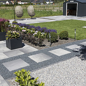 <p>Siergrind en split zijn veelzijdige materialen die zorgen voor een stijlvolle en onderhoudsvriendelijke tuin. Ze zijn ideaal voor tuinpaden, opritten, borders en decoratieve toepassingen. Dankzij de ruime keuze in kleuren en korrelgroottes is er altijd een variant die past bij jouw tuinontwerp.</p>

<p>In deze categorie vind je een breed assortiment siergrind en split van hoge kwaliteit. Deze materialen zijn waterdoorlatend, slijtvast en eenvoudig te verwerken. In combinatie met worteldoek zorgen ze voor een stabiele en nette afwerking met minimale onkruidgroei.</p>

<p>Of je nu kiest voor een moderne, strakke uitstraling of juist een natuurlijke sfeer, met siergrind en split cre&euml;er je eenvoudig het gewenste effect.</p>

<p><strong>Bekijk alle soorten siergrind en split en maak je tuin compleet.</strong></p>
