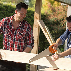 <p>Met tuintimmerhout geef je jouw tuin extra sfeer, structuur en functionaliteit. Hout is een veelzijdig materiaal dat perfect past bij zowel moderne als landelijke tuinen. Denk aan toepassingen zoals schuttingen, pergola&rsquo;s, vlonders en andere houten tuinconstructies.</p>

<p>Bij Van den Broek Bestratingen vind je tuintimmerhout dat geschikt is voor gebruik buitenshuis. Het hout is geselecteerd op duurzaamheid en kwaliteit, zodat het bestand is tegen weersinvloeden en lang meegaat. In combinatie met bestrating en tuinelementen zorgt tuinhout voor een warme en natuurlijke uitstraling.</p>

<p>Of je nu zelf aan de slag gaat of een complete tuin laat aanleggen, met het juiste tuintimmerhout leg je een stevige en stijlvolle basis.</p>

<p><strong>Ontdek ons assortiment tuintimmerhout en realiseer jouw tuinidee&euml;n.</strong></p>

