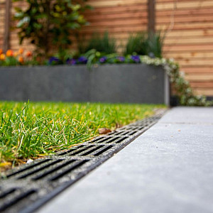 <p>Goede afwatering is onmisbaar voor een strak en duurzaam terras of een goed functionerende oprit. Zonder de juiste afwatering ontstaan er snel plassen, vervuiling en verzakkingen. Met de juiste oplossingen voorkom je wateroverlast en blijft je bestrating langer mooi.</p>

<p>Bij Van den Broek Bestratingen vind je een compleet assortiment afwateringsproducten voor tuin, terras en oprit. Van lijnafwatering en roostergoten tot sleufgoten, infiltratieblokken en regenwaterbuffers. Onze oplossingen zorgen ervoor dat regenwater snel en effici&euml;nt wordt afgevoerd of ge&iuml;nfiltreerd in de bodem.</p>

<p>Of je nu kiest voor een subtiele afwatering die bijna onzichtbaar is, of een robuuste oplossing voor zwaardere belasting: wij helpen je graag bij het maken van de juiste keuze.</p>

<p><strong>Bekijk hier onze&nbsp;afwateringsoplossingen of laat je adviseren in onze showtuin.</strong></p>
