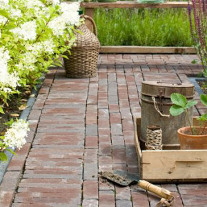 <p>Gebakken bestrating staat bekend om zijn karaktervolle uitstraling, lange levensduur en kleurvastheid. Deze bestrating wordt gemaakt van klei en gebakken op hoge temperatuur, waardoor de stenen hun natuurlijke kleur behouden en nauwelijks slijten. Dat maakt gebakken bestrating bijzonder geschikt voor opritten, terrassen en tuinpaden.</p>

<p>Bij Van den Broek Bestratingen vind je een zorgvuldig geselecteerd assortiment gebakken bestrating, zoals waaltjes en andere gebakken klinkers. Door hun authentieke uitstraling passen ze perfect in zowel landelijke als klassieke tuinen, maar ook als warm contrast in moderne tuinontwerpen.</p>

<p>Gebakken bestrating is sterk, onderhoudsvriendelijk en bestand tegen intensief gebruik. Wij helpen je graag bij het kiezen van de juiste steen, kleur en legverband voor jouw tuin of oprit.</p>

<p><strong>Bekijk ons assortiment gebakken bestrating of laat je adviseren in onze showtuin.</strong></p>
