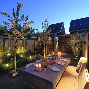<p>Met tuinverlichting verleng je het gebruik van je tuin en zorg je voor extra sfeer, veiligheid en beleving. De juiste verlichting benadrukt paden, terrassen en beplanting en laat je tuin ook in de avonduren tot zijn recht komen.</p>

<p>In deze categorie vind je tuinverlichting die geschikt is voor diverse toepassingen, zoals padverlichting, accentverlichting en functionele verlichting rondom terras en oprit. Door verlichting slim te combineren met bestrating en tuinelementen ontstaat een harmonieus geheel in je tuinontwerp.</p>

<p>Goede tuinverlichting vraagt om de juiste keuzes in plaatsing en lichtsterkte. Wij denken graag met je mee en laten je in onze showtuin en nachttuin zien wat verlichting kan doen voor jouw tuin.</p>

<p><strong>Ontdek ons assortiment tuinverlichting en breng je tuin tot leven.</strong></p>
