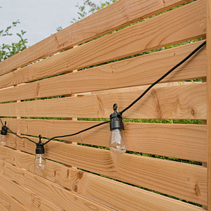 <p>Met een tuinafscheiding cre&euml;er je privacy, beschutting &eacute;n sfeer in je tuin. Een goede erfafscheiding zorgt niet alleen voor duidelijke structuur, maar versterkt ook de uitstraling van je tuinontwerp.</p>

<p>Bij Van den Broek Bestratingen vind je een ruim assortiment tuinafscheidingen in hout, hout-beton en composiet. Of je nu kiest voor een warme, natuurlijke uitstraling of een moderne en onderhoudsvriendelijke oplossing &ndash; met meer dan 100 verschillende types stel je altijd een tuinafscheiding samen die perfect aansluit bij jouw wensen.</p>

<p>Wij adviseren je graag over materiaalkeuze, combinaties en toepassingen, zodat jouw tuin &eacute;&eacute;n geheel vormt.</p>

<p><strong>Wij plaatsen uiteraard ook schuttingen en maken graag een gratis offerte op maat.</strong></p>
