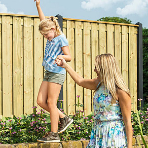 <p>Met een tuinafscheiding cre&euml;er je privacy, beschutting en structuur in je tuin. De juiste afscheiding zorgt niet alleen voor een duidelijke erfafbakening, maar draagt ook bij aan de uitstraling van je tuinontwerp.</p>

<p>Bij Van den Broek Bestratingen vind je tuinafscheidingen in hout, hout-beton en composiet. Houten schuttingen geven een warme en natuurlijke uitstraling&nbsp;en composiet combineert een moderne look met weinig onderhoud. Door verschillende materialen te combineren ontstaat een tuinafscheiding die perfect aansluit bij jouw stijl en wensen.</p>

<p>Wij helpen je graag bij het maken van de juiste keuze en adviseren over montage, materiaalgebruik en combinaties met bestrating en tuinelementen.</p>

<p>Bekijk ons assortiment tuinafscheidingen of kom langs in onze showtuin voor persoonlijk advies.Wilt u ook uw tuinafscheiding laten plaatsen? Ook dit is bij Van den Broek Bestratingen geen probleem, wij maken gratis een offerte op maat voor u.</p>
