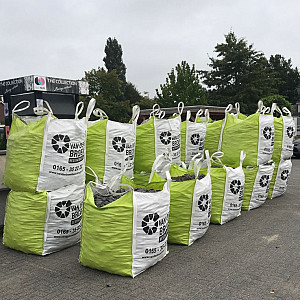 <p>&nbsp;</p>

<p>Een stabiele ondergrond is de basis van iedere bestrating. Met het juiste zand en grond voorkom je verzakkingen en problemen op de lange termijn. Een goede fundering zorgt ervoor dat je bestrating strak blijft liggen en jarenlang meegaat.</p>

<p>In deze categorie vind je verschillende soorten zand en grond voor uiteenlopende toepassingen, zoals ophoogzand, voegzand en andere materialen voor fundering en afwerking. Ook decoratieve voegzanden maken deel uit van het assortiment en zorgen voor een functioneel &eacute;n verzorgd eindresultaat.</p>

<p>De juiste keuze in zand en grond maakt een wereld van verschil bij het aanleggen van bestrating.</p>

<p><strong>Bekijk ons assortiment zand en grond voor een sterke en duurzame basis.</strong></p>
