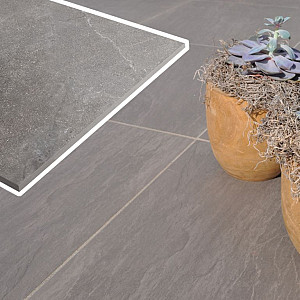 <p>Keramische tegels van 2 cm zijn een populaire keuze voor terrassen en tuinpaden dankzij hun strakke uitstraling, onderhoudsvriendelijkheid en lange levensduur. Deze tegels zijn kleurvast, krasbestendig en bestand tegen vorst, waardoor ze zeer geschikt zijn voor intensief buitengebruik.</p>

<p>Bij Van den Broek Bestratingen vind je een uitgebreid assortiment <strong>2 cm keramische tegels waaronder de serie DUE van Redsun</strong>. Deze tegels combineren een hoogwaardige uitstraling met praktische eigenschappen en zijn verkrijgbaar in diverse formaten, kleuren en structuren.</p>

<p>Keramische tegels van 2 cm worden meestal geplaatst op een stabiele ondergrond, zoals een zandbed, drainagemortel of een vaste onderbouw met tegeldragers. Dankzij het lichte gewicht zijn ze eenvoudig te verwerken en ideaal voor toepassingen waar flexibiliteit gewenst is.</p>

<p>Wij adviseren je graag over de juiste ondergrond, verwerking en het bijpassende voegmateriaal. In onze showtuin laten we je graag de mogelijkheden van 2 cm keramiek zien.</p>

<p><strong>Bekijk ons assortiment 2 cm keramische tegels of laat je adviseren in onze showtui</strong></p>
