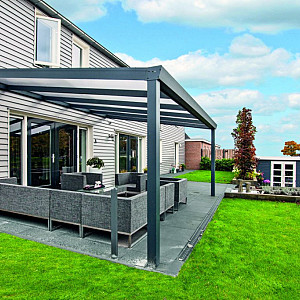 <p>&nbsp;</p>

<p>Met een veranda of overkapping verleng je het buitenseizoen en geniet je langer van je tuin. Je cre&euml;ert een beschutte plek waar je het hele jaar door comfortabel buiten kunt zitten, ongeacht het weer. Daarnaast vormt een veranda of overkapping een stijlvolle aanvulling op je woning en tuin.</p>

<p>Bij Van den Broek Bestratingen vind je veranda&rsquo;s en overkappingen die passen bij verschillende tuinstijlen en wensen. Of je nu kiest voor een moderne uitstraling of juist een meer natuurlijke sfeer, een goede overkapping zorgt voor extra comfort en gebruiksgemak in de tuin.</p>

<p>Wij adviseren je graag over de juiste afmetingen, plaatsing en combinaties met bestrating, verlichting en tuinmeubilair. In onze showtuin laten we je graag zien welke mogelijkheden er zijn.</p>

<p><strong>Ontdek onze veranda&rsquo;s en overkappingen of laat je adviseren in onze showtuin.</strong></p>
