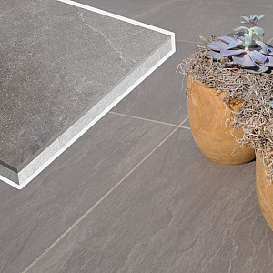 <p>&nbsp;</p>

<p>Keramische tegels van 4 cm zijn ontwikkeld voor toepassingen waar maximale stabiliteit en belastbaarheid vereist zijn. In combinatie met een juiste onderbouw vormen deze tegels een uiterst sterke en duurzame oplossing voor terrassen, tuinpaden en andere intensief gebruikte buitenruimtes.</p>

<p>Bij Van den Broek Bestratingen vind je <strong>4 cm keramische tegels zoals de Cerasun van Redsun</strong>,&nbsp;Cerasun combineert de uitstraling van keramiek met een ge&iuml;ntegreerde onderlaag, waardoor de tegels extra stevig zijn.</p>

<p>Dankzij deze opbouw zijn 4 cm keramische tegels minder gevoelig voor verzakking en geschikt voor situaties waar extra draagkracht nodig is. Ze bieden de luxe uitstraling van keramiek, maar met het gevoel en de stabiliteit van een massieve tegel.</p>

<p>Wij adviseren je graag over de juiste onderbouw, verwerking en toepassing van deze tegels. In onze showtuin laten we je graag zien hoe de Cerasun-serie van Redsun tot zijn recht komt in de praktijk.</p>

<p><strong>Bekijk de 4 cm keramische tegels&nbsp;of kom langs voor deskundig advies in onze showtuin.</strong></p>
