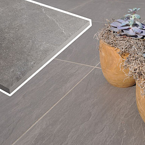 <p>&nbsp;</p>

<p>Keramische tegels van 3 cm bieden extra stevigheid en stabiliteit ten opzichte van standaard keramiek van 2cm dik. Ze combineren de uitstraling en onderhoudsvriendelijkheid van keramiek met een hogere belastbaarheid, waardoor ze geschikt zijn voor zwaarder gebruik in de tuin.</p>

<p>Bij Van den Broek Bestratingen vind je <strong>3 cm keramische tegels zoals de serie TR&Eacute; van&nbsp;Redsun</strong>, speciaal ontwikkeld voor toepassingen waar extra dikte gewenst is. Deze tegels zijn ideaal voor terrassen en tuinpaden en kunnen, afhankelijk van de situatie, ook worden toegepast op plekken met lichte belasting.</p>

<p>Keramische tegels van 3 cm worden doorgaans verwerkt op een goed verdicht zandbed of een stabiele onderbouw. Door de extra dikte liggen de tegels vaster en zijn ze minder gevoelig voor beweging, terwijl ze hun strakke en luxe uitstraling behouden.</p>

<p>Wij adviseren je graag over de juiste toepassing, aanleg en onderbouw, zodat je verzekerd bent van een duurzaam en strak eindresultaat.</p>

<p><strong>Ontdek ons assortiment 3 cm keramische tegels en laat je adviseren in onze showtuin.</strong></p>
