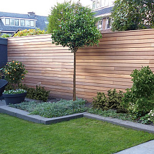 <p>Gevelbekleding is een effectieve manier om je woning, tuin of tuinverblijf een nieuwe uitstraling te geven. Het zorgt niet alleen voor een fraai en verzorgd uiterlijk, maar biedt ook extra bescherming tegen weersinvloeden zoals regen, vorst en zonlicht. Daarmee is gevelbekleding zowel een esthetische als duurzame investering.</p>

<p>Bij Van den Broek Bestratingen vind je gevelbekleding die geschikt is voor verschillende toepassingen, zoals woningen, tuinhuizen, veranda&rsquo;s en tuinverblijven. Door te kiezen voor de juiste gevelbekleding geef je jouw buitenruimte een stijlvolle afwerking en verleng je de levensduur van de achterliggende constructie.</p>

<p>Er zijn verschillende materialen mogelijk, zoals hout en kunststof (composiet) gevelbekleding. Houten gevelbekleding zorgt voor een warme en natuurlijke uitstraling en past perfect bij een groene of landelijke omgeving. Kunststof gevelbekleding is onderhoudsarm, kleurvast en bestand tegen uiteenlopende weersomstandigheden, waardoor het een praktische keuze is voor wie comfort en duurzaamheid belangrijk vindt.</p>

<p>Gevelbekleding is bovendien uitstekend te combineren met isolatie en renovatie van bestaande gevels. Wij adviseren je graag over materiaalkeuze, uitstraling en toepassing. In onze showtuin laten we je graag zien welke mogelijkheden er zijn en hoe gevelbekleding bijdraagt aan een compleet en verzorgd geheel.</p>

<p><strong>Bekijk ons assortiment gevelbekleding of laat je adviseren in onze showtuin.</strong></p>
