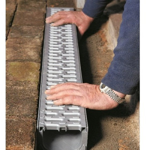 <p>De ACO Hexaline bestaat uit een kunststof gootelement met een &Oslash;110 mm aansluiting die makkelijk is te verwerken en<br />
breed toepasbaar is. Het systeem wordt geleverd inclusief een verzinkt stalen- of kunststof rooster. Het is mogelijk de goot<br />
te combineren met andere roosters of ACO Slotline sleufopzetstukken. Deze lijnafwatering kan worden aangesloten op het<br />
hemelwaterriool maar ook op een infiltratiesysteem wat bijdraagt aan een goede waterhuishouding in de tuin.</p>
