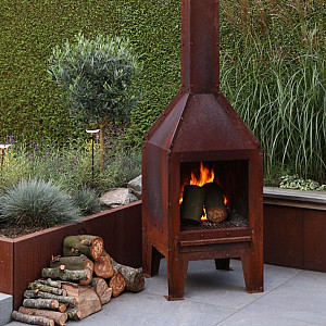 <p>Cortenstaal haarden en vuurkorven zijn prachtige en functionele toevoegingen aan elke buitenruimte.</p>

<p>De charme van cortenstaal haarden en vuurkorven ligt in hun warme en organische uitstraling. Het roestige patina geeft een uniek en natuurlijk karakter aan de haarden en vuurkorven, waardoor ze een prachtige toevoeging zijn aan elke buitenruimte, of het nu een tuin, terras of balkon is.</p>

<p>Naast hun esthetische waarde zijn cortenstaal haarden en vuurkorven ook zeer functioneel. Ze bieden een gezellige en sfeervolle manier om warmte en licht te cre&euml;ren tijdens koele avonden. Of het nu gaat om het verzamelen van familie en vrienden voor een gezellige avond of het cre&euml;ren van een serene sfeer voor ontspanning, cortenstaal haarden en vuurkorven zijn perfecte keuzes voor degenen die op zoek zijn naar een combinatie van stijl en functionaliteit in hun buitenruimte</p>
