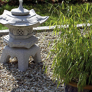 <p>De meest basale verschijningsvorm van natuursteen is wel split of grind. Split is een mechanisch gebroken natuursteen die vervolgens d.m.v. zeeframen op maat wordt gesorteerd. Grind betreft een rondvormige natuursteen. Sommige grinden zijn door natuurlijke erosie afgerond, andere zijn m.b.v. een trommelmachine, mechanisch afgerond. Met mooie split kun je snel kleur en accenten aanbrengen in je tuin. Dient het als halfverharding voor looppaden, dan is het gebruik van stabilisatiematten de perfecte oplossing.</p>
