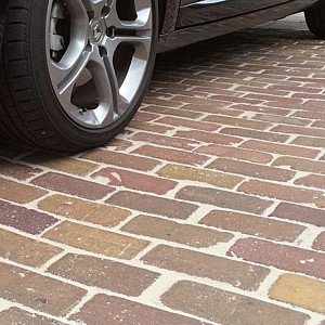 <p><strong>Tuintegels voegen</strong></p>

<p>Je kunt ervoor kiezen om tuintegelsmet of zonder voeg te leggen. Wil je bestrating waarbij de tegels strak tegen elkaar aanliggen, dan hoeven deze niet met voeg te worden gelegd. Wil je onkruid zoveel mogelijk tegengaan, dan wordt bestrating met een voeg van minimaal 3 mm gelegd. Dit wil zeggen met een stukje ruimte tussen de tegels. Wij hebben tuintegels in ons assortiment, die zijn voorzien van afstandhouders waarmee deze automatisch met de juiste afstand worden gelegd. Heb je gekozen voor tegels zonder afstandhouders? Ook dan hebben wij de oplossing, namelijk&nbsp;voegkruizen. Tijdens de aanleg worden deze tussen de tegels gelegd, zodat je gemakkelijk overal dezelfde afstand aanhoudt. De voegen worden na aanleg ingeveegd met invoegzand. Welke je nodig hebt is voor beton en keramiek verschillend.</p>

<p><strong>Keramische tegels voegen</strong></p>

<p>Hierbij is het belangrijk dat je gebruik maakt van een flexibele voeg. Keramische tegels zijn namelijk continu in beweging. Gaat de temperatuur omhoog, dan zet het materiaal uit. Daalt de temperatuur, dan krimpen de tegels. Daarom worden keramische tegels met&nbsp;voegmortel ingevoegd. Dit is een waterdoorlatende voeg die niet breekt wanneer de tegels verschuiven.</p>

<p><strong>Voegzand voor betontegels</strong></p>

<p>Deze worden over het algemeen strak tegen elkaar aangelegd. Daarom wordt hiervoor geen voegmiddel, maar voegzand gebruikt. Hier zijn verschillende soorten brekerzand voor geschikt. Het beste kan zilverzand of worden gebruikt. Dankzij de fijne structuur wordt dit voegzand eenvoudig tussen de tegels geveegd, maar dat is niet het grootste voordeel. Zilverzand bevat namelijk geen kalk. Hierdoor weet je zeker dat het middel geen witte vlekken op je bestrating achterlaat.</p>

<p>Meer informatie nodig? Kom dan langs in onze showtuin en vraag deskundig advies aan onze medewerkers!</p>
