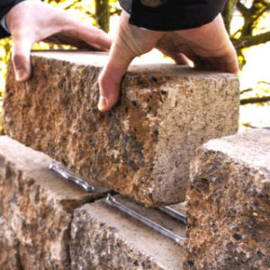 <p><strong>Stapelblokken lijmen</strong></p>

<p>Naast sierbestrating kan je de tuin ook helemaal uniek maken met stapelblokken, waarmee talloze constructies mogelijk zijn. Wat je ook maakt, je wilt natuurlijk dat de muur stevig blijft staan. Maak daarom gebruik van polymeerkit of steenlijm om de muurstenen goed vast te zetten. Zo ben je verzekerd dat de constructie nog jarenlang stevig blijft staan.</p>

<p><strong>Muurblokken lijmen met polymeerkit</strong></p>

<p>De meest eenvoudige manier om&nbsp;muurblokken&nbsp;vast te zetten is door middel van polymeerkit. Dit heeft namelijk een lange droogtijd en laat vrijwel geen resten achter. De kit wordt in dotjes aangebracht, waardoor je ook de hoogte van het muurblok bepaalt. De lange droogtijd zorgt ervoor dat de kit niet snel uithardt, zodat je de blokken nog gemakkelijk kunt corrigeren en je dus niet heel snel hoeft te werken. Zo weet je zeker dat je constructie strak wordt afgewerkt. Met een volle koker&nbsp;polymeerkit&nbsp;van 290 ml verwerk je 15 tot 20 blokken van 60 cm. Dit aantal is gelijk aan 10 tot 12 strekkende meter. Dit gebruik geldt als je de kit in dotjes aanbrengt. Trek je strepen, dan kan je met dezelfde koker minder muurblokken verwerken.</p>

<p><strong>Soorten steenlijm</strong></p>

<p>Je kan muurblokken ook lijmen met steenlijm. Hierbij is het belangrijk dat de blokken gelijk goed worden gelegd. Steenlijm heeft namelijk een korte droogtijd. In slechts 20 minuten tijd is de lijm uitgehard, waardoor je de blokken niet meer kunt corrigeren. Ook is het niet mogelijk om de hoogte van het muurblok aan te passen. Om deze redenen raden wij aan om alleen gebruik te maken van steenlijm als je meer ervaring hebt met het plaatsen van stapelblokken. Wij hebben twee soorten lijm in ons assortiment opgenomen. Namelijk&nbsp;PU Steenlijm&nbsp;in een spuitbus een&nbsp;Steenlijm poeder. Hoe je dit gebruikt leggen wij hieronder uit.</p>

<p><strong>PU Steenlijm</strong>: Dit is een kant-en-klare steenlijm die makkelijk te gebruiken is. Het enige dat je hoeft te doen is de spuitbus schudden voor gebruik en strepen trekken. Met een bus spuitlijm van 500 ml kan je ongeveer 30 muurblokken van 60 cm verwerken. Dit is gelijk aan 18 strekkende meter.</p>

<p><strong>Steenlijm poeder</strong>: Dit wordt vermengd met water. Steenlijm poeder wordt veelal gebruikt voor het afwerken van bijvoorbeeld een plantenbak. De lijm wordt dan aan de binnenkant van de constructie aangebracht. Dit zorgt ervoor dat de stootvoegen aan de binnenkant van de bak worden afgedicht. Met een emmer steenlijmpoeder van 15 kg kan je ongeveer 40 blokken van 60 cm verwerken. Dit is gelijk aan 24 strekkende meter.</p>

<p><strong>Gebruik steenlijm</strong></p>

<p>Het is belangrijk zorgvuldig te werk te gaan met steenlijm. Denk hierbij aan dosering en hoe het muurblok wordt gelegd. Gebruik je teveel van de lijm, dan zal dit meteen langs de muur lopen wanneer het blok wordt bevestigd. Is de lijm eenmaal uitgelopen, dan kan je dit niet meer verwijderen zonder de muurblokken te beschadigen. Ook de manier waarop je de blokken plaatst is belangrijk. Zet het blok gekanteld op de muur en leg deze neer. Let op dat je het muurblok van de buitenkant naar binnen toe kantelt. Als de lijm uitloopt weet je zeker dat dit aan de binnenkant gebeurt, uit het zicht dus.</p>

<p>Meer informatie nodig? Kom dan langs in onze showtuin en vraag deskundig advies aan onze medewerkers!</p>
