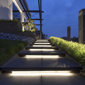 <p>Stijlvol en zeer veelzijdig; dat is de lijnverlichting voor buiten van in-lite. Zo subtiel als ze zijn in hun voorkomen, zo groots is het lichteffect. Want ondanks dat deze lijnverlichting vaak netjes weggewerkt is en daarom dus niet direct in het oog springt, doet het sfeervolle effect dat ze cre&euml;ren dat wel. Zo breng je subtiele&nbsp;buitenverlichting&nbsp;aan onder je overkapping of pergola, of laat je indirect licht schijnen op traptreden, vlonders, muurtjes of de vijverrand. En wat dacht je van mooie verlichting door middel van spots onder de dakrand van je schuur of garage? Dat is functionaliteit en sfeer in &eacute;&eacute;n.</p>
