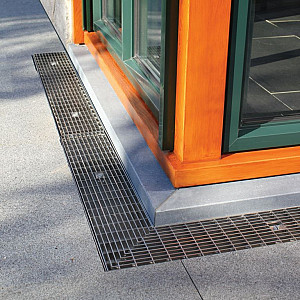 <p><strong>Vaarwel tegen opspattend water</strong></p>

<p>Kent u het probleem? U heeft net de ramen gewassen en na een eerste regenbui zit het zand en vuil al weer hoog tegen de ramen. Met name bij schuifpuien, (tuin)deuren en tot de vloer doorlopende raampartijen is dit een probleem. De oorzaak? Opspattend regenwater met zand en vuil vanaf de bestrating of borders van de tuin. ACO House&Garden Highline is hiervoor de oplossing.</p>

<p>De Highline is een metalen roostergoot die eenvoudig in de bestrating (of border) tegen de gevel geplaatst kan worden en niet op de riolering hoeft te worden aangesloten. De goot is voorzien van infiltratiesleuven waardoor het opgevangen regenwater gemakkelijk in de bodem wegzakt. Het rooster zorgt ervoor dat vrijwel geen water en zand of vuil op kan spatten tegen het glas. Een mooie oplossing die veel tijd en ergernis bespaart.</p>

<p>&nbsp;</p>

<p><strong>Waarom de Highline?</strong></p>

<ul>
	<li>Minder frequent ramen wassen</li>
	<li>Zand en vuil wordt in de goot opgevangen</li>
	<li>Nette uitstraling</li>
	<li>Hoeft niet op riolering te worden aangesloten</li>
	<li>Verkrijgbaar in RVS en verzinkt staal</li>
</ul>

<p><strong>Plaats de Highline bij:</strong></p>

<ul>
	<li>Schuifpui</li>
	<li>Tuin-/terrasdeuren</li>
	<li>Raampartijen</li>
</ul>

<p>&nbsp;</p>
