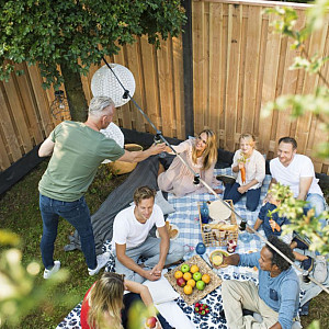 <p>Met hout-beton schuttingen kunt u echt alle kanten op. Kies uw gewenste betonpaal, betonplaat en uw tuinscherm. U vindt bij ons alle materialen voor een hout-beton schutting, ook plaatsing van uw hout-betonschutting behoort tot de mogelijkheden.</p>

<p><a href="mailto:info@vandenbroekbestratingen.nl?subject=Aanvraag%20offerte%20schutting%20leveren%20en%20plaatsen&body=Geef%20indien%20bekend%20de%20door%20u%20gewenste%20lengte%20en%20uw%20keuze%20tuinscherm%20op.%20Graag%20ook%20uw%20aanvraag%20voorzien%20van%20uw%20adresgegevens!"><em><strong>VRAAG VRIJBLIJVEND EEN OFFERTE BIJ ONS OP</strong></em></a></p>

<p>De meest degelijke en duurzame schutting bouw je met een hout-betonsysteem, de combinatie van betonnen palen en betonnen onderplaten met een mooi&nbsp;houten tuinscherm, maken een erfafscheiding die tegen een stootje kan en die uw privacy waarborgt.</p>

<p>Een hout-betonsysteem met motief geeft sfeer in de tuin. Het is een ideale samenstelling voor een lange levensduur. U kunt kiezen tussen diverse combinaties van schermen en motieven. De betonplaten zijn verkrijgbaar in gecoate en ongecoate varianten. Tussen het scherm en de betonplaat ligt een betonnenn afdekkap ter afwerking.</p>

<p>&nbsp;</p>
