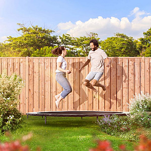 <p><strong>Schuttingen, tuinhekken en poorten</strong></p>

<p>U wilt uw tuin omheinen. Maar welke tuinomheining past het best bij uw wensen? Wilt u juist een open uitstraling van uw tuin, of juist liever veel privacy in uw tuin. En vindt u het leuk om af en toe te klussen in uw tuin, of houdt u juist van een onderhoudsvrije tuin? Bij Van den Broek denken we graag met u en adviseren wij u welke schuttingen, hekken of poorten het best aansluiten bij u wensen!</p>

<p>Een schutting van tuinschermen is de basis voor een tuin met privacy. Door verschillende materialen en elementen te combineren creeert u de ideale tuin. Hier vindt u alle losse schermen. Heeft u advies nodig voor het samenstellen van uw erfafscheiding, neem dan contact op met &eacute;&eacute;n van onze specialisten.</p>

<p>WIJ PLAATSEN OOK SCHUTTINGEN !</p>
