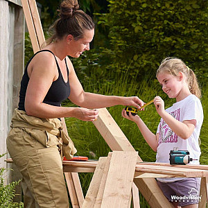 <p>Douglashout kent veel positieve eigenschappen!</p>

<p>Zo heeft het een lange levensduur (duurzaamheidsklasse 3), een warme uitstraling en een hoog percentage kernhout. Daarnaast wordt het na droging steeds harder. Hierdoor is het in het begin gemakkelijk te bewerken en zal het hout later sterker/harder worden. Onbehandeld douglashout verkleurd naar een blauwgrijze tint. Om vergrijzing te voorkomen kunt u het hout beitsen of impregneren.</p>

<p>Douglas hout is afkomstig van de Douglasspar die groeit in Noord-West Europa. Door de langzame groei in deze koude gebieden is Douglas van nature een erg duurzame houtsoort.&nbsp;</p>

<p>Door de grove structuur van Douglas Hout kunnen er noesten, kopscheuren en uitvallende kwasten voorkomen.</p>

<p><strong>Voordelen Douglas hout:</strong><br />
+ Duurzaamheidsklasse 3 dus een lange levensduur<br />
+ Een van de hardste Europese naaldhoutsoorten<br />
+ Na droging wordt Douglas hout steeds harder (in het begin makkelijk te verwerken en later zal het hout harder en sterker worden<br />
+ Een warme uitstraling</p>

<p>Douglas hout is uitermate geschikt voor o.a. pergola&rsquo;s, overkappingen, schuttingen, tuinmeubilair en vlonders.&nbsp;</p>
