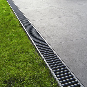 <p><strong>Veelzijdige afwatering</strong></p>

<p>De ACO Euroline bestaat uit een compleet assortiment robuuste, maatvaste polymeerbetonnen goten (aansluiting &Oslash; 110mm)<br />
en toebehoren. Het systeem wordt standaard geleverd inclusief een verzinkt stalen rooster. Het is mogelijk de goot te<br />
combineren met andere roosters, ACO Slotline sleufopzetstukken of de ACO LEDline.</p>

<p>Lijnafwatering kan worden aangesloten op het riool maar ook op een infiltratiesysteem. Dit draagt bij aan een goede waterhuishouding in<br />
de tuin. Het Euroline gootsysteem met een vuilvanger heeft de voorkeur in gevallen waar regelmatig vuil, zand of blad wordt<br />
verwacht. De ACO Euroline H60 (Euroline goot met of zonder zijuitloop) wordt toegepast bij een minimale inbouwdiepte.</p>
