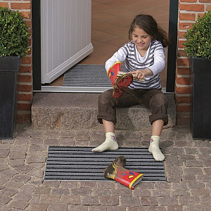 <p><em><strong>Een schone eerste indruk voor je bezoek.</strong></em></p>

<p>De schoonlopers van ACO zijn slim en praktisch ontworpen. De schoonloper blijft leverbaar in de standaardmaten 600 x 400, 750 x 500 en 1000 x 500 mm, sinds 2023 ook in een 600 x 600 mm uitvoering. Deze is mooi te combineren met de zeer gangbare 60 x 60 tegels. Hierdoor is minder slijp- en paswerk nodig en kan de schoonloper optisch nog beter worden ingepast in de bestrating. Door te combineren kunnen groot formaat schoonlopers worden gerealiseerd. De roosters of matten kunnen eenvoudig worden verwijderd om de onderbak te reinigen. Dankzij de nieuwe ge&iuml;ntegreerde kunststof randbescherming wordt roestvorming voorkomen.</p>

<p><strong>Toepassingsgebieden</strong></p>

<ul>
	<li>Voor- en achterdeur&nbsp;woning of bijgebouw</li>
	<li>Terrasdeuren en schuifpuien</li>
	<li>Meerdere gekoppelde schoonlopers voor scholen, kleuterscholen,restaurants, kantoorgebouwen</li>
</ul>

<p><strong>Productinformatie</strong></p>

<ul>
	<li>verkrijgbaar in 4 maten</li>
	<li>modulair systeem</li>
	<li>afvoeraansluiting</li>
	<li>kunststof randbescherming - roestvrij</li>
	<li>eenvoudig in onderhoud</li>
	<li>belastingsklasse B125</li>
</ul>

<p><strong>Bewezen voordelen</strong></p>

<ul>
	<li>onderbak van polymeerbeton</li>
	<li>grote keuze aan roosters en matten</li>
	<li>makkelijk schoon te maken</li>
</ul>

<p><strong>In 2 stappen altijd met schone voeten naar binnen!</strong></p>

<p>Ga je nieuwe bestrating rondom je woning aanleggen? Dan is dat h&eacute;t moment om te kiezen voor het 2-staps entreesysteem van ACO. Zorg ervoor dat je schoenen eerst schoon en daarna kurkdroog worden, dat is de oplossing! Buiten plaats je, ge&iuml;ntegreerd in de bestrating, de revolutionaire ingebouwde ACO schoonloper. Echt een deurmat 2.0. Hij neemt alle irritatie weg die een losse, doorweekte rondslingerende deurmat veroorzaakt! En binnen plaats je de ultieme ACO droogloper.</p>

<p><strong>Stap 1</strong></p>

<p>Een schoonloper bestaat uit een vuilopvangbak uit polymeerbeton of kunststof die vlak in het straatwerk wordt ingebouwd. Daarbij hoort een uitneembare duurzame mat die naar smaak kan worden ingevuld en optioneel kan worden voorzien van teksten!</p>

<p>De ACO Schoonloper is verkrijgbaar in 4 afmetingen:</p>

<ul>
	<li>40x60cm (* - **)</li>
	<li>60x60cm (*)</li>
	<li>50x75cm (* - **)</li>
	<li>50x100cm (* - **)</li>
</ul>

<p>* = polymeerbeton<br />
** = kunststof</p>

<p>Het is ook mogelijk om meerdere schoonlopers naast of achter elkaar te plaatsen. Optisch ziet dit eruit als &eacute;&eacute;n geheel. Twee stuks van 50x100cm vormen samen een schoonloper van 50x200 cm voor dubbele tuindeuren of een schuifpui.</p>

<p>&nbsp;</p>

<p><strong>Stap 2</strong></p>

<p>De ACO droogloper (90x60cm) voor binnen is onge&euml;venaard door de speciale holle nylon vezels. Hierdoor wordt het fijne vuil van de schoenzolen opgenomen en het vocht geabsorbeerd. Het vuil kan eenvoudig met een stofzuiger worden opgezogen.<br />
<br />
<strong>Waarom het ACO entree-systeem?</strong></p>

<ul>
	<li>Altijd een nette uitstraling.</li>
	<li>Weinig onderhoud.</li>
	<li>Lange levensduur.</li>
	<li>Vuil en vocht verdwijnt in opvangzak.</li>
	<li>Voorzien van afwateringspunt.</li>
</ul>

<p>&nbsp;</p>
