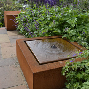 <p><strong>Levendig water</strong></p>

<p>Waterobjecten zijn dynamische objecten in de tuin. Het continu kabbelende water zorgt voor subtiele beweging in de door u ontworpen tuin. Een rustplek waar vogels gedurende warme perioden komen drinken en voor extra levendigheid zorgen in de leeftuin van nu.&nbsp;</p>

<ul>
	<li>Direct uit voorraad leverbaar</li>
	<li>Gratis geleverd&nbsp;</li>
	<li>Europees kwaliteitsproduct</li>
	<li>Afgemonteerd geleverd</li>
</ul>

<p>&nbsp;</p>
