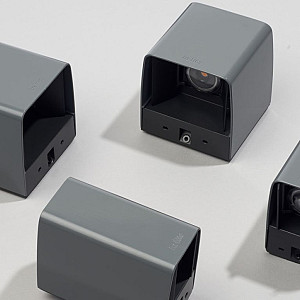 <p>Naast 12 volt heeft In-Lite ook 230 volt verlichting wat je direct aansluit op op je stopcontact.</p>

<p>Om optimaal te genieten van je tuin is goede buitenverlichting onmisbaar. Met de juiste tuiverlichting van in-lite cre&euml;er je met de verschillende concepten eindeloos veel mogelijkheden. Voor de 230 volt buitenverlichting van in-lite heb je geen in-lite systeem nodig, waardoor je het armatuur direct aansluit op je stopcontact.</p>

<p><strong>VERSCHILLEN: 230 VOLT EN&nbsp;12 VOLT BUITENVERLICHTING</strong></p>

<p>De meest gebruikte stroomvoorziening is de 12 volt laagspanning. Het verschil ten opzichte van de 230 volt buitenverlichting is dat je buitenlampen met laagspanningsverlichting gemakkelijk zelf aanlegt, maar altijd een transformator nodig hebt. Bij hoogspanningsverlichting (230 volt) leg je de buitenverlichting aan door een elektricien, omdat er geen transformator aan te pas komt, staat 230 volt buitenverlichting onder hoge spanning. Dat betekent ook dat de kabels van deze buitenlampen dieper in de grond liggen.</p>

<p><strong>DE VOORDELEN VAN 230 VOLT</strong></p>

<p>Welke buitenlamp van 230 volt je ook kiest, de moderne vormgeving zorgt ervoor dat alle buitenverlichting perfect op elkaar af te stemmen is. De 230 volt tuinverlichting van in-lite is niet alleen praktisch en mooi, maar kan direct op het lichtnet worden aangesloten, omdat je geen transformator nodig hebt. Ideaal voor gevelverlichting, bij je overkapping, garage of schuur.</p>

<p>Bekijk samen met een hovenier en/of elektricien wat de mogelijkheden zijn om jouw tuin aan te pakken. De voordelen van 230 volt: &nbsp;</p>

<ul>
	<li>Duurzaam &eacute;n zuinig&nbsp;(12V LED-verlichting)</li>
	<li>Gemakkelijk te installeren</li>
	<li>Standaard 5 jaar&nbsp;garantie</li>
	<li>Bestand tegen alle weersomstandigheden</li>
</ul>
