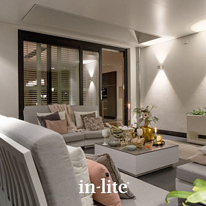 <p>Wandlampen van In-Lite zijn op verschillende manieren te gebruiken, bijvoorbeeld naast openslaande tuindeuren of op een tuinwand. Mooi is het om op bijvoorbeeld een schutting op ooghoogte een aantal wandlampen te plaatsen. Door ze repeterend te plaatsen accentueer je ook &lsquo;s avonds de diepte van de tuin. Wil je juist een pad of oprit functioneel verlichten plaats de armaturen dan juist lager op de wand zodat het licht tot de grond reikt. Ook pergola&rsquo;s en overkappingen kun je heel mooi met wandlampen verlichten. Cre&euml;er bijvoorbeeld een mooi strijklicht op een paal of wand of gebruik kleine spotjes om je loungehoek uit te lichten. Tenslotte kun je een wandlamp natuurlijk ook &lsquo;gewoon&rsquo; naast je deur plaatsen, een aantal wandlampen uit ons assortiment is geschikt voor montage op 230 volt.&nbsp;</p>
