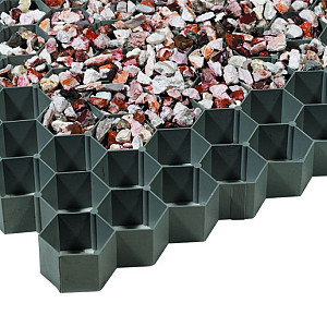 <p>Split- en grindplaten worden gebruikt om o.a. opritten, looppaden en parkeerplaatsen te maken. We noemen dit een half verharding. Het voordeel van een half verharding is de snelle afwatering. De split- en grindplaten zijn door de honingraadvorm sterk genoeg om te kunnen belasten met zwaar verkeer.</p>

<p>Sommige split- en grindplaten&nbsp;hebben een vliesdoek aan de onderzijde, dit zorgt ervoor dat split of grind niet uit de platen kan worden gedrukt.</p>
