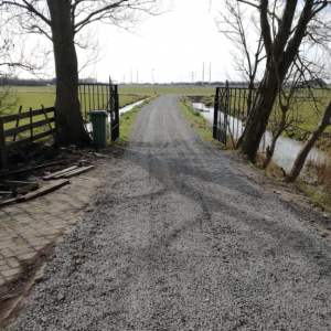 <p><em>Halfverharding</em> is een tussenweg voor een zacht oppervlak en verhard materiaal. Je hebt verschillende soorten<em> </em>halfverharding;</p>

<p>&nbsp;</p>

<ul>
	<li>Schelpen</li>
	<li>Boomschors</li>
	<li>Dolomiet / Gravier D'or / Aquado / Gres d'Hautrage</li>
	<li>Greensand Olivijn</li>
</ul>
