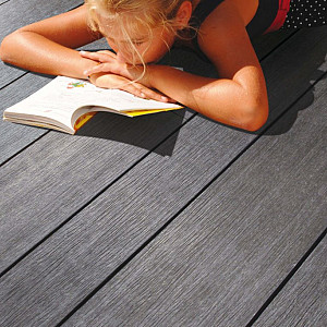 <p><strong>Ontdek onze composiet vlonders &ndash; duurzaam, stijlvol en onderhoudsarm</strong></p>

<p>Onze <strong>composiet vlonders</strong> zijn de ideale keuze voor een terras of vlonder die jarenlang mooi blijft zonder veel onderhoud. In tegenstelling tot traditionele houten vlonderdelen zijn composiet planken gemaakt uit een mix van houtvezels en kunststof, wat zorgt voor <strong>uitstekende weerbestendigheid, kleurvastheid en vormstabiliteit</strong>. Composiet rot niet, splintert niet en kromtrekt nauwelijks &ndash; je geniet dus van een prachtige buitenruimte zonder regelmatig schilderen, olie&euml;n of schuren.</p>

<p>Daarnaast zien onze Fiberdeck composiet vlonderplanken eruit als echt hout, maar met <strong>veel minder onderhoud en een langere levensduur</strong>, ideaal voor zowel terrassen als rondom zwembaden of zitplekken in de tuin.</p>

<p>Of je nu kiest voor levering van de beste composiet vlonderplanken of voor een complete realisatie: bij Van den Broek Bestratingen verzorgen wij ook de <strong>professionele aanleg</strong> van jouw vlonder, met oog voor detail en kwaliteit.</p>
