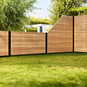 <p>Hout-metaal schuttingsystemen combineren de warme uitstraling van hout met de strakke, moderne look van metaal. Dankzij de sterke en duurzame H-gleufpalen cre&euml;er je eenvoudig een stevige en stijlvolle schutting. Kies uit verschillende systemen met schermen, profielplanken of poorten en stel jouw ideale tuinafscheiding samen</p>
