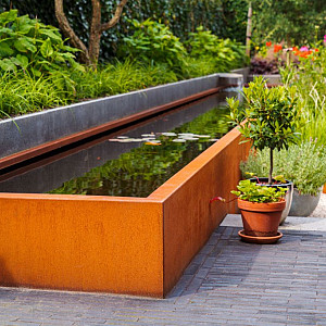 <p>Waterelementen &ndash; rust, sfeer en beweging in de tuin</p>

<p>Waterelementen brengen rust, beweging en een luxe uitstraling in iedere buitenruimte. Het geluid van stromend water zorgt voor ontspanning en draagt bij aan een prettige en natuurlijke sfeer in tuin, patio, dakterras of wellness-omgeving.</p>

<p>Binnen deze collectie vindt u stijlvolle watertafels, waterblokken, waterschalen, vijvers en vijvermuren in diverse vormen, afmetingen en materialen. De moderne ontwerpen sluiten perfect aan bij zowel strakke als natuurlijke tuinontwerpen en vormen een echte blikvanger in de buitenruimte.</p>

<p>Dankzij hoogwaardige materialen zoals aluminium, cortenstaal en gecoat staal zijn de waterelementen geschikt voor langdurig buitengebruik en vragen ze weinig onderhoud. Hierdoor zijn ze perfect toepasbaar in particuliere tuinen, horeca, wellness en projectmatige buitenruimtes.</p>

<p>Veel modellen kunnen worden gecombineerd met stijlvolle wateruitlopen, LED-verlichting en andere tuinelementen, waardoor eenvoudig een harmonieus totaalontwerp ontstaat. Combineer waterelementen bijvoorbeeld met design plantenbakken, tuinmuren of sfeervolle verlichting voor een moderne en complete buitenruimte.</p>
