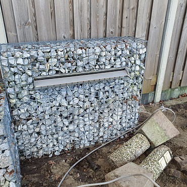 Showmodel | Steenkorf met waterval 120B x 30D x 95H cm incl pomp (excl. vijver en bloembakken)