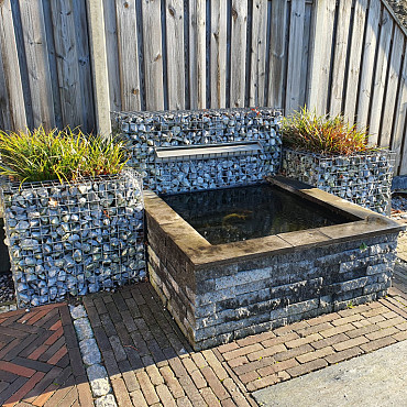 Showmodel | Steenkorf met waterval 120B x 30D x 95H cm incl pomp (excl. vijver en bloembakken)