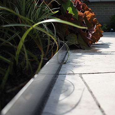 Mevosteel RVS 2 mm randbegrenzing incl. pennen 225x10,2cm OP=OP